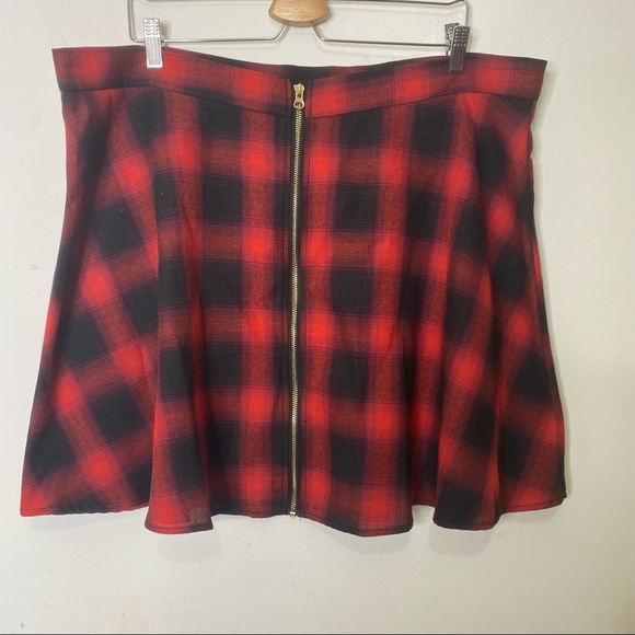 🎈4 for $40🎈SHEIN Plus Red & Black Plaid Zip Up Front Skirt Size 4X - Picture 2 of 7